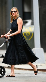 Karlie Kloss feet photo thumbnail