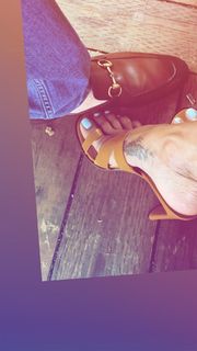 Brooke Burke feet photo thumbnail
