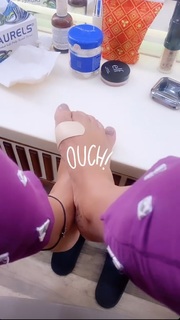 Hina Khan feet photo thumbnail