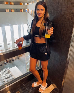 Karolina Kowalkiewicz feet photo thumbnail