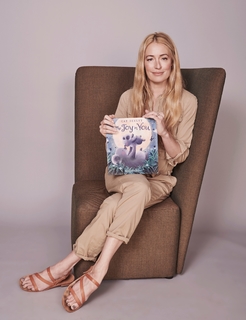 Cat Deeley feet photo thumbnail