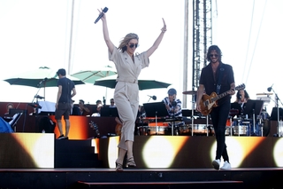 Delta Goodrem feet photo thumbnail