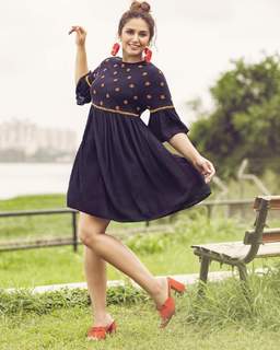 Huma Qureshi feet photo thumbnail