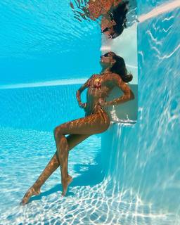 Izabel Goulart feet photo thumbnail