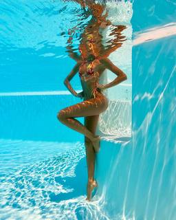 Izabel Goulart feet photo thumbnail