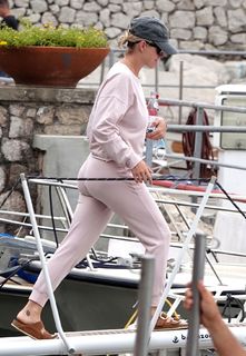 Katy Perry feet photo thumbnail