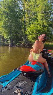 Addison Rae feet photo thumbnail