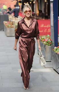 Ashley Roberts feet photo thumbnail