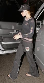 Paris Hilton feet photo thumbnail