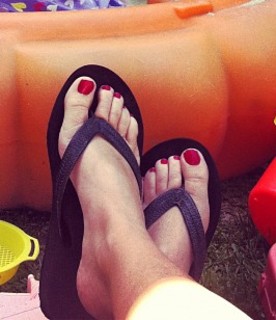 Angela Kinsey feet photo thumbnail