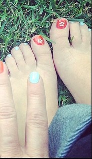 Angela Kinsey feet photo thumbnail