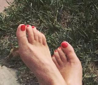 Angela Kinsey feet photo thumbnail