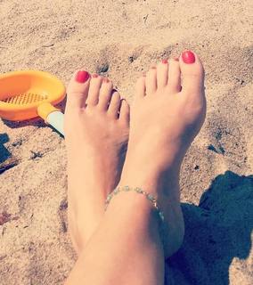 Angela Kinsey feet photo thumbnail