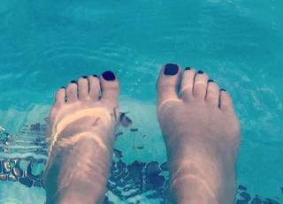 Angela Kinsey feet photo thumbnail