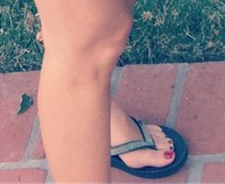 Angela Kinsey feet photo thumbnail