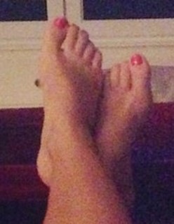 Angela Kinsey feet photo thumbnail