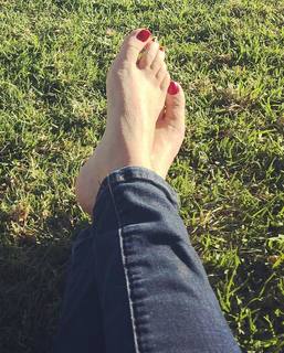 Angela Kinsey feet photo thumbnail