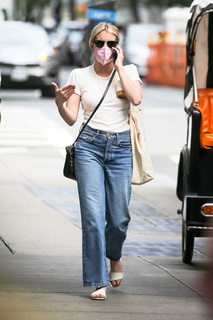 Emma Roberts feet photo thumbnail