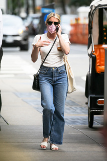 Emma Roberts feet photo thumbnail