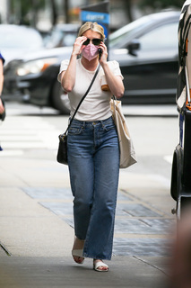 Emma Roberts feet photo thumbnail