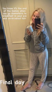 Tara Lipinski feet photo thumbnail