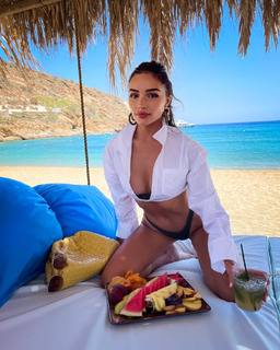 Olivia Culpo feet photo thumbnail