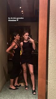 Duygu Özaslan feet photo thumbnail