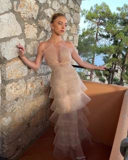 Sydney Sweeney feet photo thumbnail