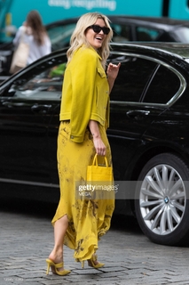 Ashley Roberts feet photo thumbnail