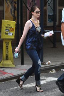 Michelle Trachtenberg feet photo thumbnail