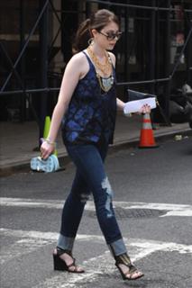 Michelle Trachtenberg feet photo thumbnail