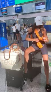 Olivia Culpo feet photo thumbnail