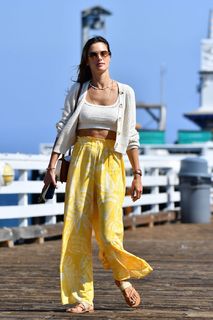 Alessandra Ambrosio feet photo thumbnail