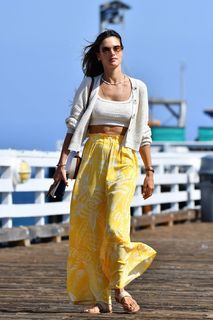 Alessandra Ambrosio feet photo thumbnail