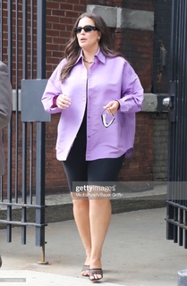 Ashley Graham feet photo thumbnail