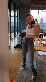 Duygu Özaslan feet photo thumbnail