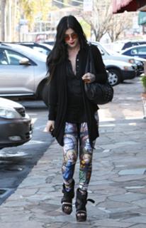 Katherine von Drachenberg feet photo thumbnail