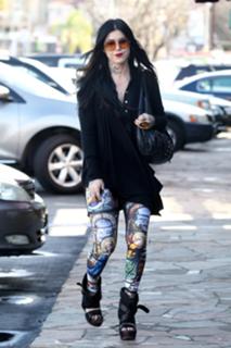 Katherine von Drachenberg feet photo thumbnail