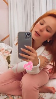 Larissa Manoela feet photo thumbnail