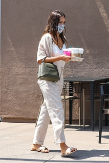 Jessica Alba feet photo thumbnail