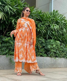 Hina Khan feet photo thumbnail