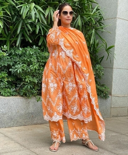 Hina Khan feet photo thumbnail
