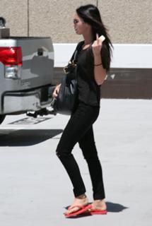 Megan Fox feet photo thumbnail
