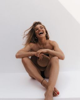 Lola Weippert feet photo thumbnail