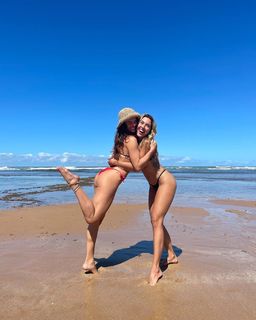 Isis Valverde feet photo thumbnail