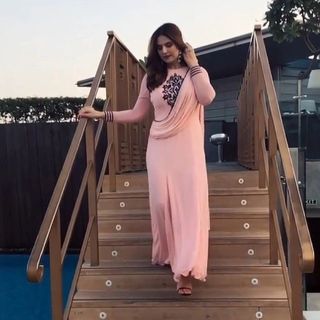Zareen Khan feet photo thumbnail