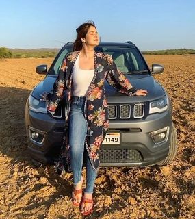 Zareen Khan feet photo thumbnail