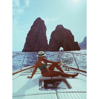 Joy Taylor feet photo thumbnail