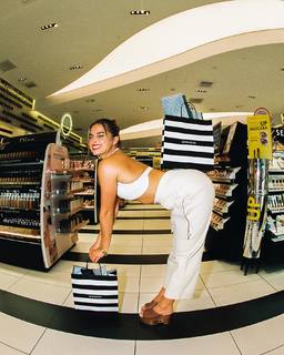 Addison Rae feet photo thumbnail