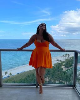 Ashley Graham feet photo thumbnail